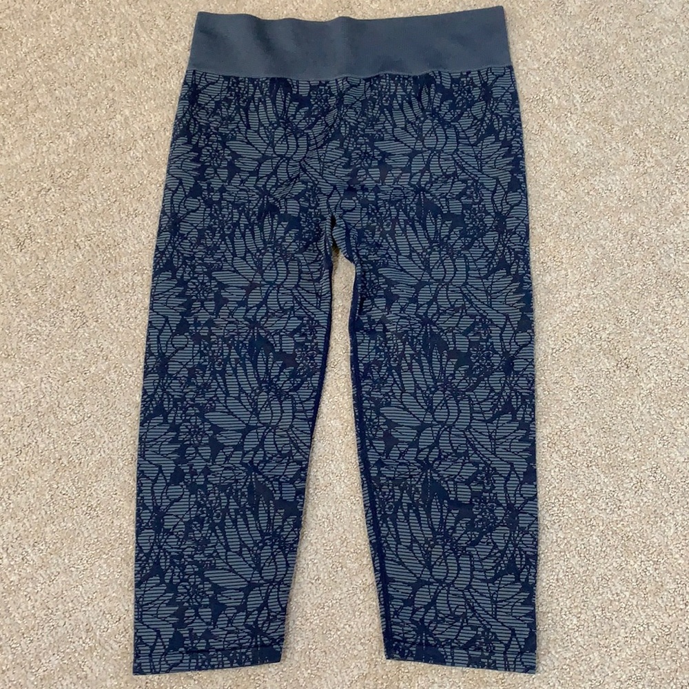 Fabletcs floral capris